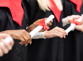 Mendolcollege laat diploma-uitreiking in de aula plaatsvinden vanwege de hitte Mendolcollege laat diploma-uitreiking in de aula plaatsvinden vanwege de hitte